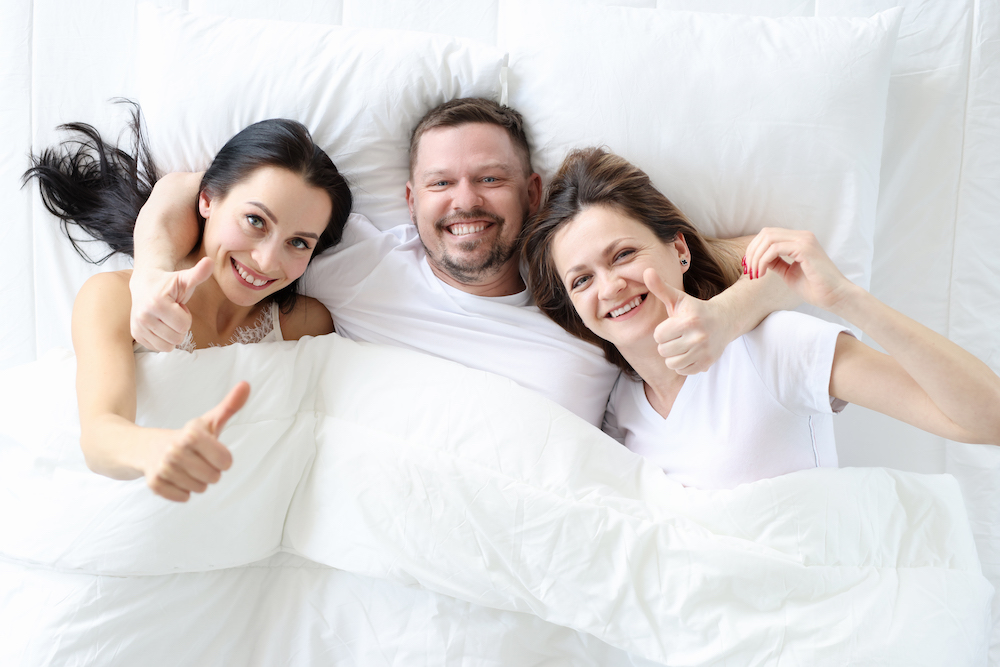 Les mariages polyamoureux, prochains candidats à la légalisation ?